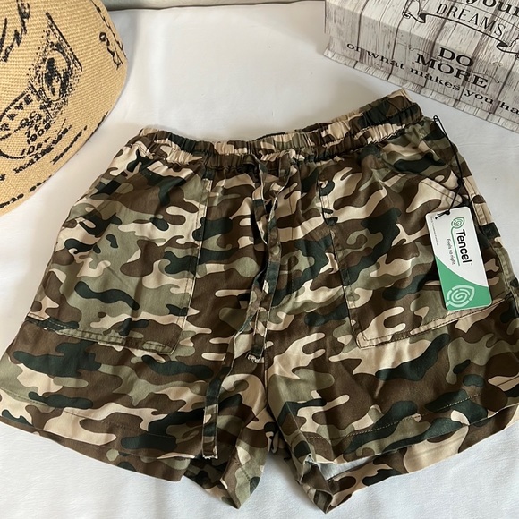LANA ROUX Pants - LANA ROUX CAMO SHORTS